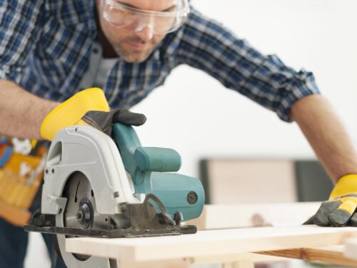 carpenter using circular saw safety